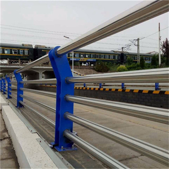 道路隔離護欄不銹鋼復(fù)合管護欄